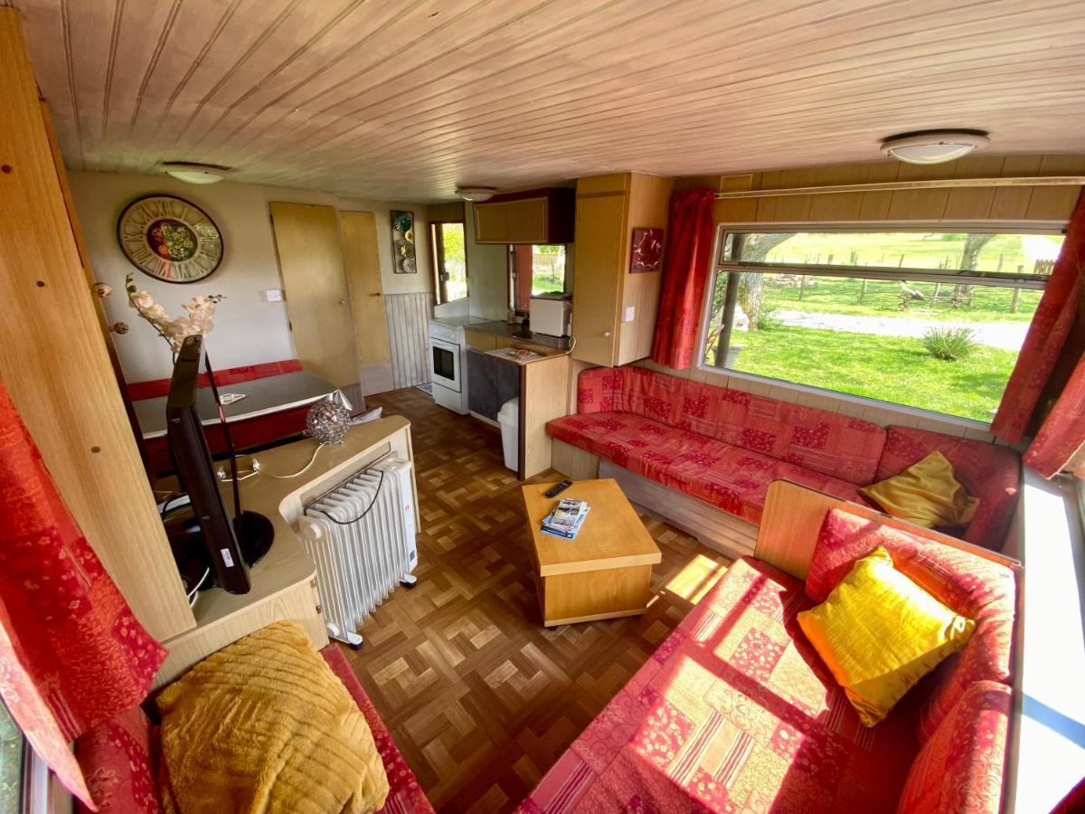 Mobilhome Sous Chalet En Bois A La Ferme Josnes المظهر الخارجي الصورة