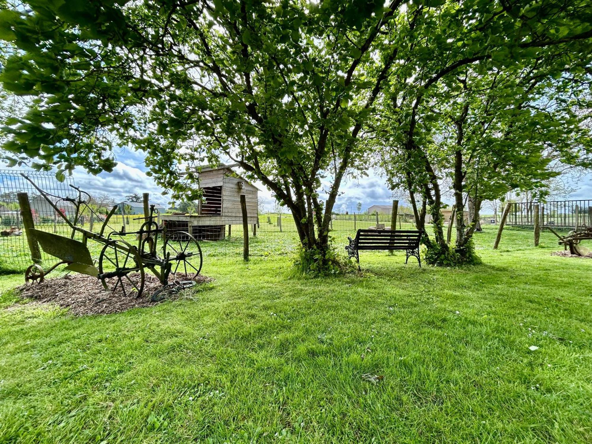 Mobilhome Sous Chalet En Bois A La Ferme Josnes المظهر الخارجي الصورة